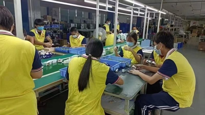 在面试月嫂时，首先要了解她的背景信息。你可以问她：